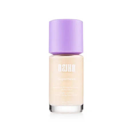 NEJHA švytėjimo suteikianti drėkinamoji ir stipriai maskuojanti kreminė pudra (C01 Porcelain) SUPERNOVA, 27ml