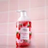 SINOZ THE BATH FACTORY drėkinamasis braškių kvapo rankų muilas–putos STRAWBERRY PASSION 300ml1