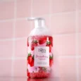 SINOZ THE BATH FACTORY drėkinamasis braškių kvapo rankų muilas–putos STRAWBERRY PASSION 300ml1